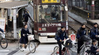 Kumamoto, Japonya 15 Ocak 2025: Öğrenciler okuldan sonra evlerine dönerler. Japonya 'nın doğum oranı rekor bir düşüşe düşerken, 2024 yılında doğan sayısı düştü.