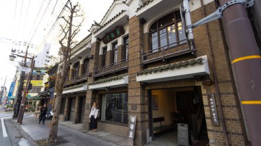 Kumamoto, Japonya -15 Ocak 2025: Nagasaki Jiro Kissa Shitsu adında eski bir kahve dükkanının cephesi. Kumamoto 'nun tarihi ve geleneksel kafelerinden biridir..