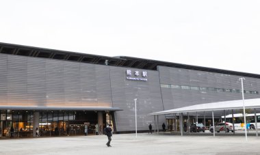 Kumamoto, Japonya, 15 Ocak 2025: Kumamoto tren istasyonunun dışı. Kumamoto ilinin ana tren statoini.