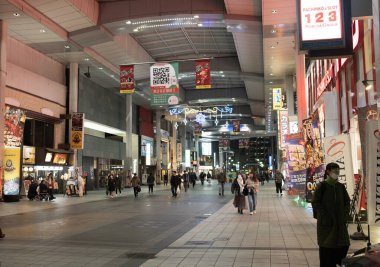 Kumamoto, Japonya, 15 Ocak 2025: Shimotori Alışveriş Salonu Kumamoto 'dadır. Kumamoto 'da büyük bir alışveriş merkezi.