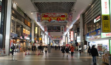 Kumamoto, Japonya, 15 Ocak 2025: Shimotori Alışveriş Salonu Kumamoto 'dadır. Kumamoto 'da büyük bir alışveriş merkezi.