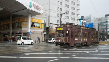 Kumamoto, Japonya 15 Ocak 2025: Kumamoto, Kumamoto 'daki klasik tramvay geçidi şehir içi ana taşımacılıktır.