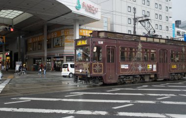 Kumamoto, Japonya 15 Ocak 2025: Kumamoto, Kumamoto 'daki klasik tramvay geçidi şehir içi ana taşımacılıktır.