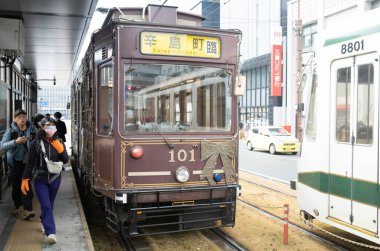 Kumamoto, Japonya 15 Ocak 2025: Kumamoto, Kumamoto 'daki klasik tramvay geçidi şehir içi ana taşımacılıktır.
