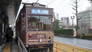 Kumamoto, Japonya 15 Ocak 2025: Kumamoto, Kumamoto 'daki klasik tramvay geçidi şehir içi ana taşımacılıktır.