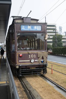 Kumamoto, Japonya 15 Ocak 2025: Kumamoto, Kumamoto 'daki klasik tramvay geçidi şehir içi ana taşımacılıktır.