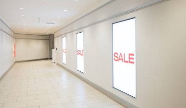 Pencere ve duvarda satılık ilan panosu ışık kutusu