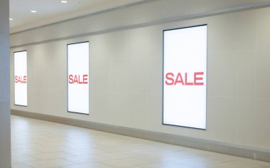 Pencere ve duvarda satılık ilan panosu ışık kutusu