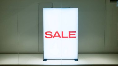 Pencere ve duvarda satılık ilan panosu ışık kutusu