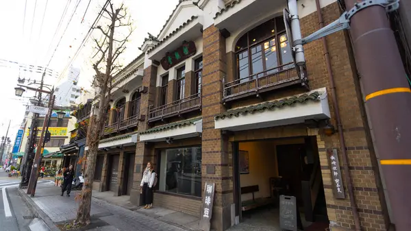 Kumamoto, Japonya -15 Ocak 2025: Nagasaki Jiro Kissa Shitsu adında eski bir kahve dükkanının cephesi. Kumamoto 'nun tarihi ve geleneksel kafelerinden biridir..