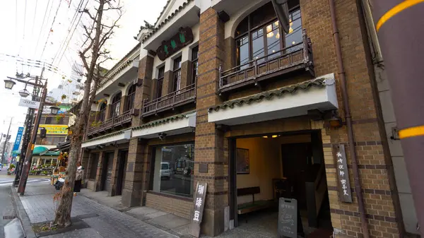 Kumamoto, Japonya -15 Ocak 2025: Nagasaki Jiro Kissa Shitsu adında eski bir kahve dükkanının cephesi. Kumamoto 'nun tarihi ve geleneksel kafelerinden biridir..