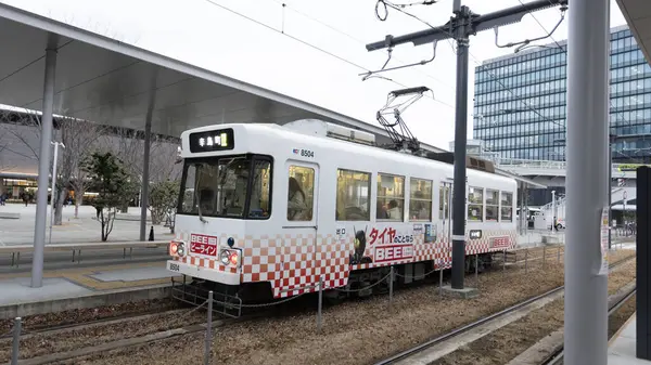 Kumamoto, Japonya, 15 Ocak 2025: Kumamoto şehir tramvayı şehre ulaştı. Kumamoto 'daki tramvaylardan biri