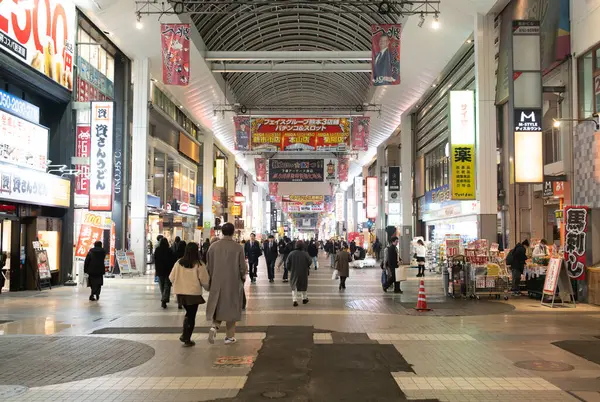 Kumamoto, Japonya, 15 Ocak 2025: Shimotori Alışveriş Salonu Kumamoto 'dadır. Kumamoto 'da büyük bir alışveriş merkezi.