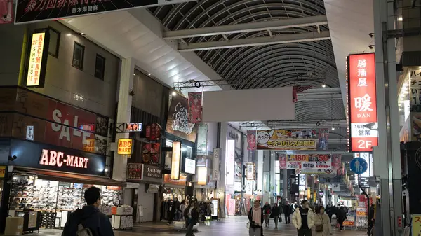 Kumamoto, Japonya, 15 Ocak 2025: Shimotori Alışveriş Salonu Kumamoto 'dadır. Kumamoto 'da büyük bir alışveriş merkezi.