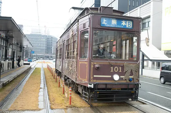 Kumamoto, Japonya 15 Ocak 2025: Kumamoto, Kumamoto 'daki klasik tramvay geçidi şehir içi ana taşımacılıktır.