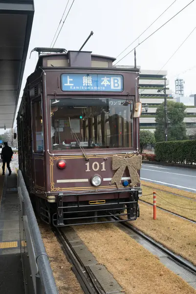 Kumamoto, Japonya 15 Ocak 2025: Kumamoto, Kumamoto 'daki klasik tramvay geçidi şehir içi ana taşımacılıktır.