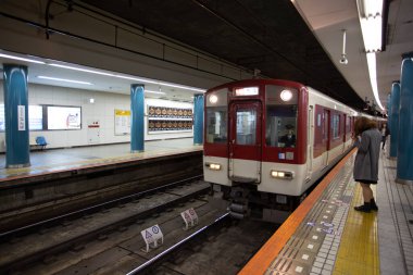 Osaka, Japonya- 26 Kasım 2014: Kintetsu 5800 serisi, Tsuruhashi İstasyonu Kintetsu tren yolu