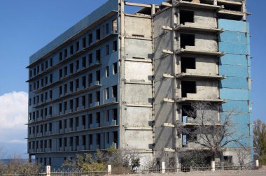 Issyk-kul, Kırgızistan - 6 Ekim 2024: Issyk-kul Gölü yakınlarındaki terk edilmiş konak bloğu. Kırgızistan, eski bir Sovyet tarzı komuta ekonomisi, piyasa ekonomisine daha fazla uyum sağlayan değişimlerden geçti.