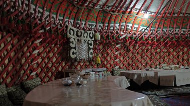 Issyk-kul, Kırgızistan - 6 Ekim 2024: Kırgızistan 'da modern bir yurt standardı. Kırgızistan Orta Asya 'da göçebelerdir.