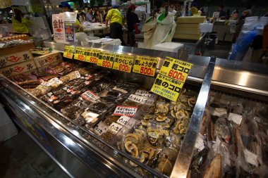 Shirahama, Japonya - 23 Kasım 2014: Tore Tore pazarında balina etleri indirimde.