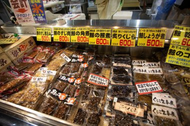 Shirahama, Japonya - 23 Kasım 2014: Tore Tore pazarında balina etleri indirimde.