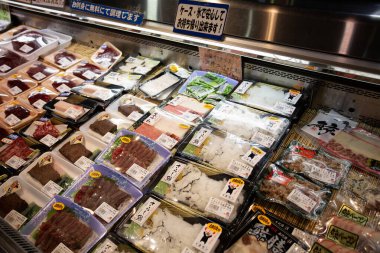 Shirahama, Japonya - 23 Kasım 2014: Tore Tore pazarında balina etleri indirimde.