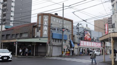 Aomori, Japonya - 18 Nisan 2025: Shinmachi Sokağı 'nın dışı veya Shinmachi-dori olarak adlandırılır. Aomori 'nin ana alışveriş caddesi..