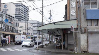 Aomori, Japonya - 18 Nisan 2025: Shinmachi Sokağı 'nın dışı veya Shinmachi-dori olarak adlandırılır. Aomori 'nin ana alışveriş caddesi..