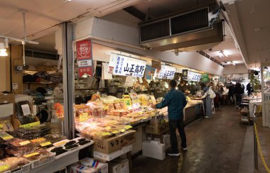 Aomori, Japonya - 18 Nisan 2025: Hawker taze balığı Furukawa Balık Pazarı 'ndaki ziyaretçilere sattı