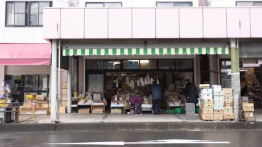 Aomori, Japonya - 18 Nisan 2025: Shinmachi Sokağı 'nın dışı veya Shinmachi-dori olarak adlandırılır. Aomori 'nin ana alışveriş caddesi..