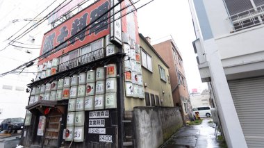 Aomori, Japonya - 18 Nisan 2025: Shinmachi Sokağı 'nın dışı veya Shinmachi-dori olarak adlandırılır. Aomori 'nin ana alışveriş caddesi..