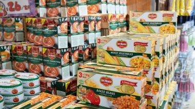 Hong Kong - 28 Haziran 2025: Del Monte kutuları süpermarkette. Bu bir Amerikan gıda üretim ve dağıtım şirketi.