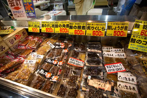 Shirahama, Japonya - 23 Kasım 2014: Tore Tore pazarında balina etleri indirimde.