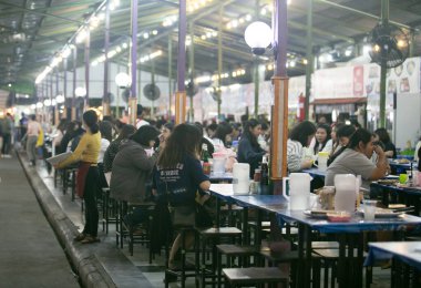 Chiang Mai _ Tayland - 24 Aralık 2019: Chiang Mai Üniversitesi gece marketi veya Kad Na Mor. Chiang Mai 'deki en büyük gece marketlerinden biri.