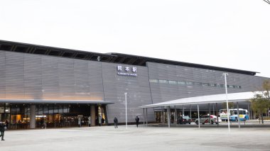 Kumamoto, Japonya, 15 Ocak 2025: Kumamoto tren istasyonunun dışı. Kumamoto ilinin ana tren statoini.