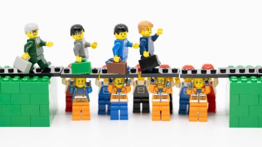 Hong Kong - 21 Temmuz 2025: İnsanlar köprüyü geçenler için köprüyü korumak adına kendilerini feda ettiler.