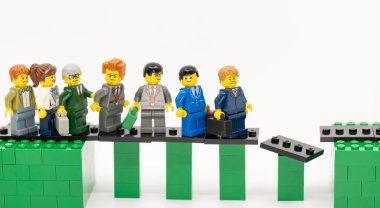 Hong Kong - 21 Temmuz 2025 İşçi Partisi, beyaz yakalı işçilere yolu düzeltmeleri için yardım ediyor.