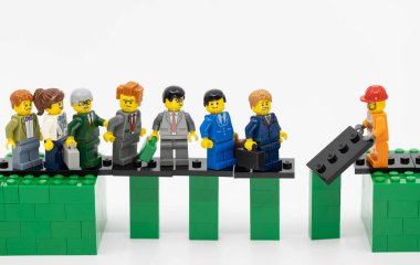 Hong Kong - 21 Temmuz 2025 İşçi Partisi, beyaz yakalı işçilere yolu düzeltmeleri için yardım ediyor.