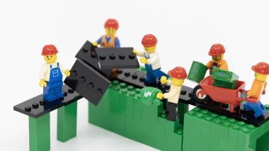 Hong Kong - 21 Temmuz 2025: Bir grup işçi köprü inşa etmeye yardım ediyor