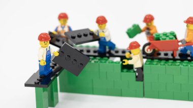 Hong Kong - 21 Temmuz 2025: Bir grup işçi köprü inşa etmeye yardım ediyor