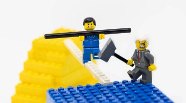 Hong Kong - 21 Temmuz 2025: Bir adam ipte yürüyor ve patronu yardım etmiyor