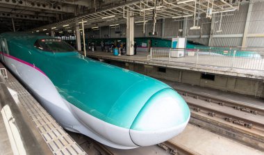 Sendai, Japonya - 18 Nisan 2025: Tohoku Shinkansen Doğu Japonya demiryolunun bir parçası olarak Sendai istasyonuna geldi.