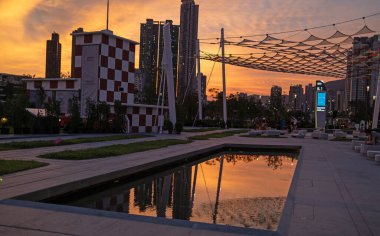 Hong Kong - 27 Temmuz 2025: Kai Tak spor parkı ve Kai Tak stadyum alanı gün batımında. Burası doğu Kowloon, Hong Kong 'daki yeni yeniden geliştirme alanı.