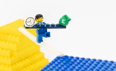 Hong Kong - 4 Ağustos 2025: Bir ofis çocuğu ip üzerinde yürüyen bir zorlukla karşılaşır