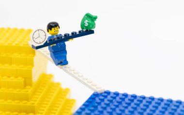 Hong Kong - 4 Ağustos 2025: Bir ofis çocuğu ip üzerinde yürüyen bir zorlukla karşılaşır