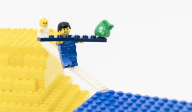 Hong Kong - 4 Ağustos 2025: Bir ofis çocuğu ip üzerinde yürüyen bir zorlukla karşılaşır