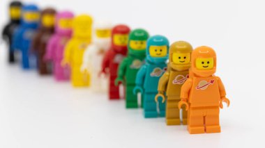 Hong Kong - 21 Temmuz 2025: 11 yeşil, Tiffany mavisi, pembe, turuncu, kahverengi, altın, kırmızı, siyah, mavi, sarı, beyaz ve siyah renkli insanlar takım olarak astronot gibi giyinir ve astronot gibi giyinirler