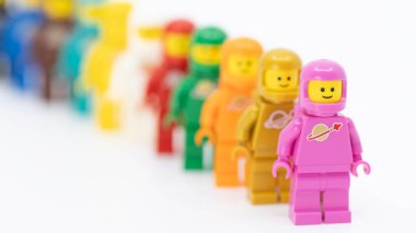  Hong Kong - 21 Temmuz 2025: 11 yeşil, Tiffany mavisi, pembe, turuncu, kahverengi, altın, kırmızı, siyah, mavi, sarı, beyaz ve siyah renkli insanlar takım olarak astronot gibi giyinir ve astronot gibi giyinirler