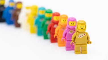  Hong Kong - 21 Temmuz 2025: 11 yeşil, Tiffany mavisi, pembe, turuncu, kahverengi, altın, kırmızı, siyah, mavi, sarı, beyaz ve siyah renkli insanlar takım olarak astronot gibi giyinir ve astronot gibi giyinirler