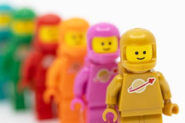  Hong Kong - 21 Temmuz 2025: 11 yeşil, Tiffany mavisi, pembe, turuncu, kahverengi, altın, kırmızı, siyah, mavi, sarı, beyaz ve siyah renkli insanlar takım olarak astronot gibi giyinir ve astronot gibi giyinirler